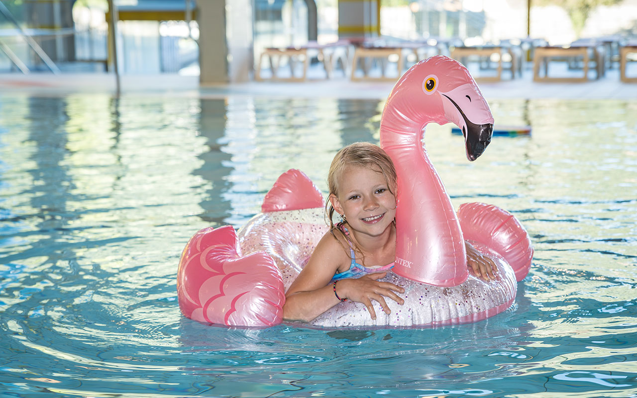 Kind mit Flamingo