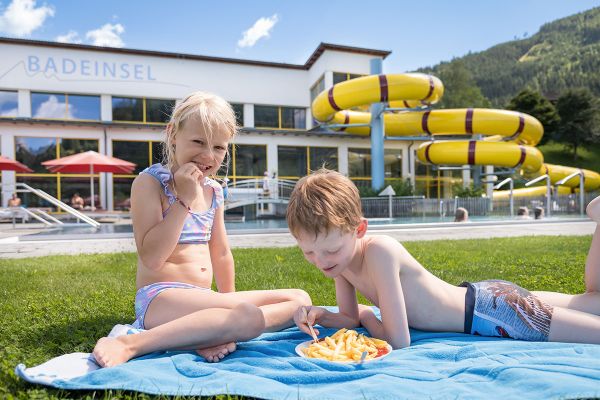Kinder auf der Liegewiese